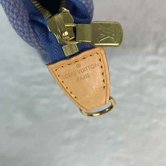 Louis Vuitton Antigua
Cabas Blue MM Tote Bag - Picture 7 of 17